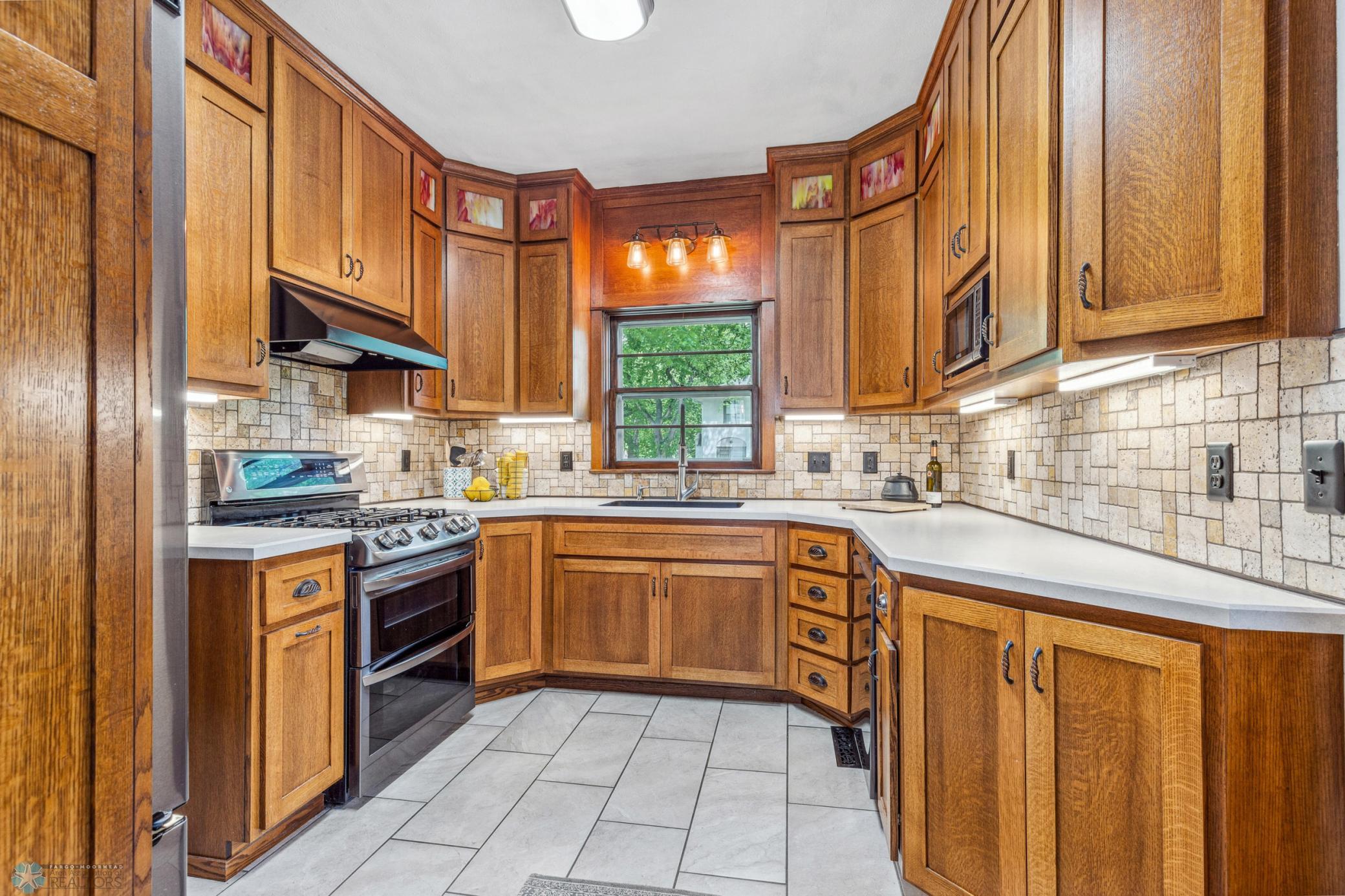 Kitchen - gorgeous cabinetry and countertops!