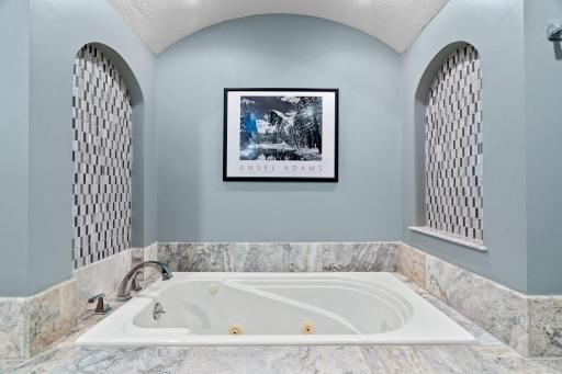 Arched openings offers a soft curved ceiling over the tub