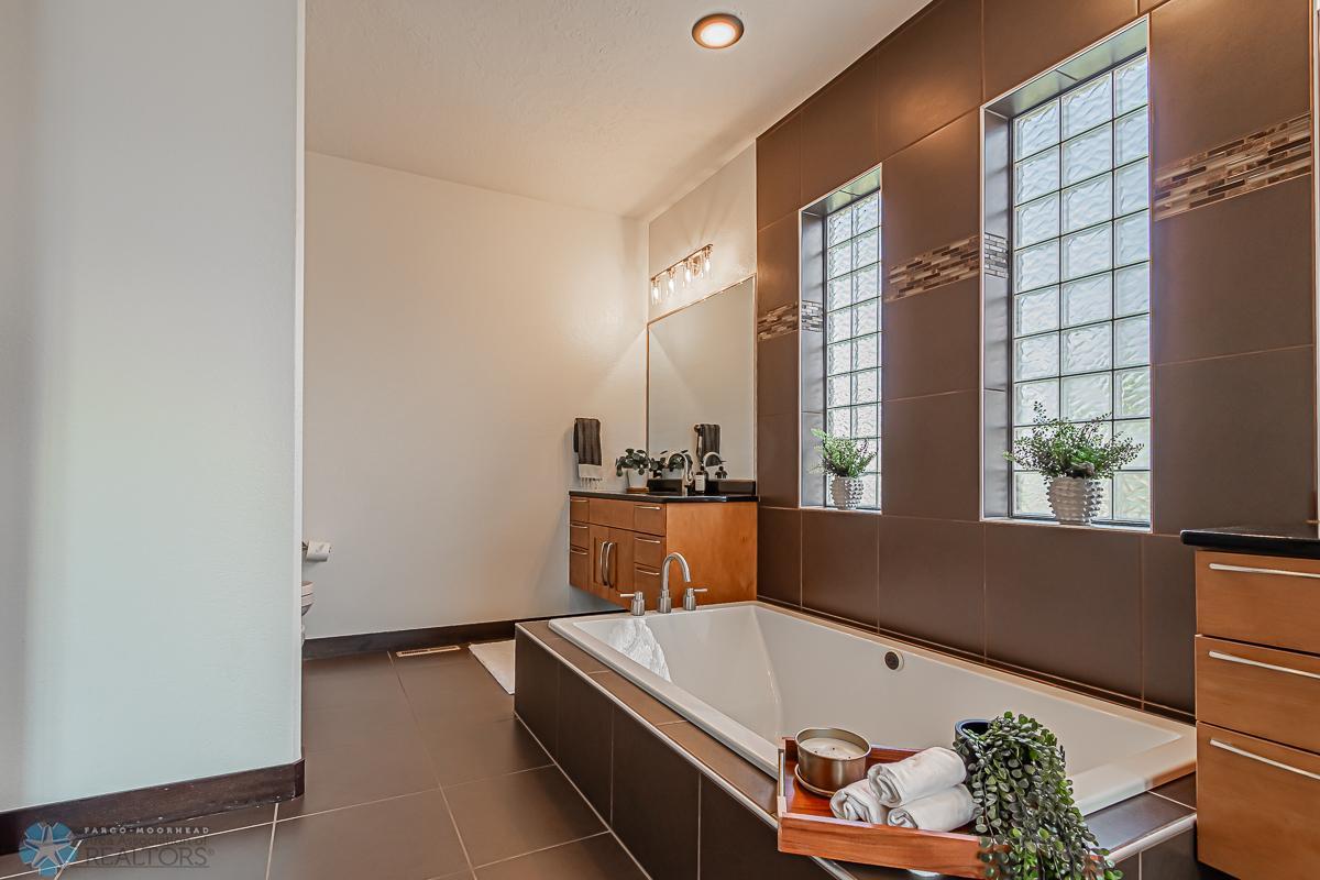 Primary_Bathroom_2.jpg