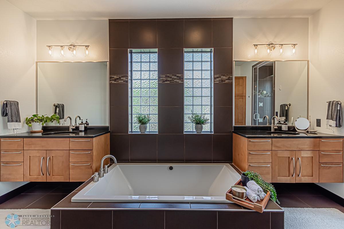 Primary_Bathroom_1.jpg