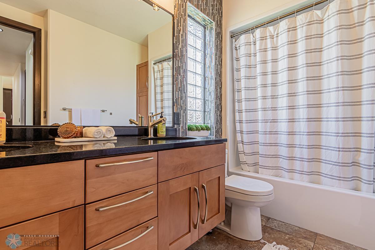 Main_Bathroom_1.jpg