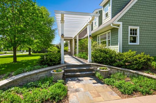153 Lakeview Lane, Wayzata, MN 55391