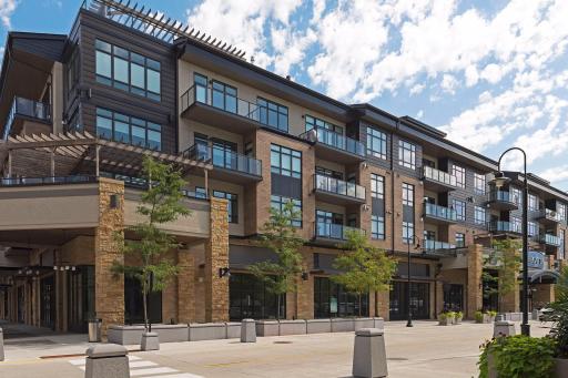 Located in the heart of downtown Wayzata, Regatta is just a short walk to exciting restaurants, shopping and Lake Minnetonka