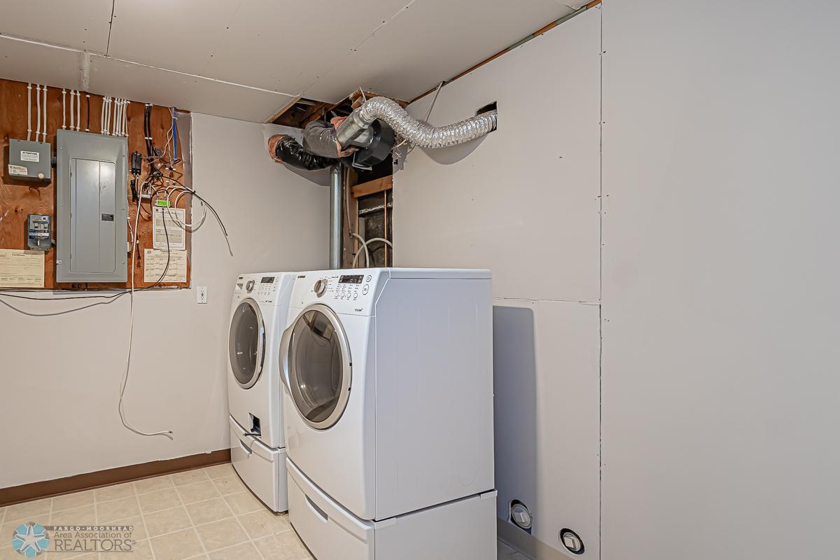 1915 58th Ave S, Fargo, ND 58104-05.jpg