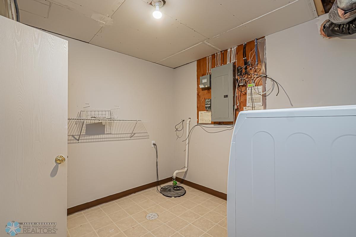 1915 58th Ave S, Fargo, ND 58104-06.jpg