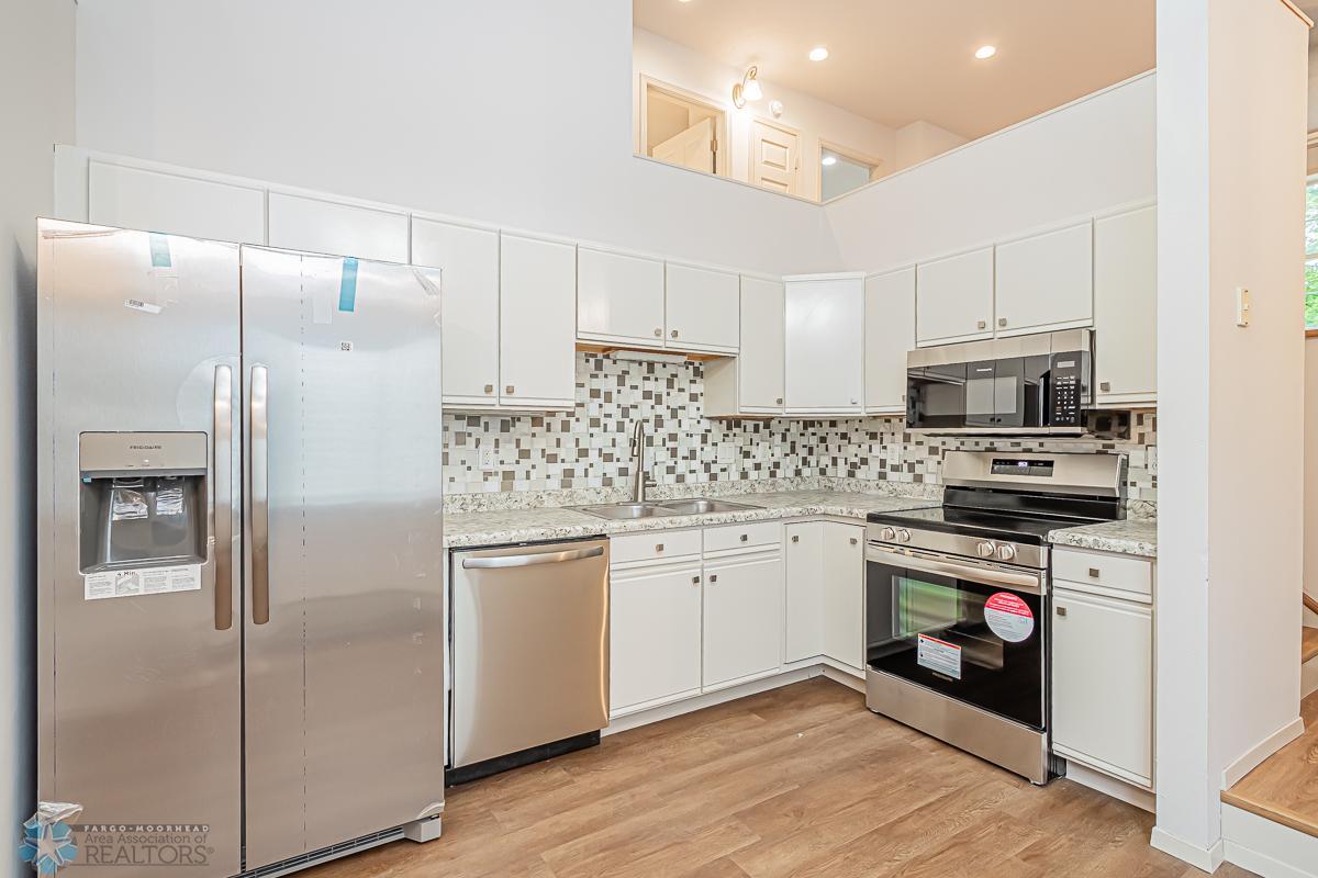 1915 58th Ave S, Fargo, ND 58104-03.jpg