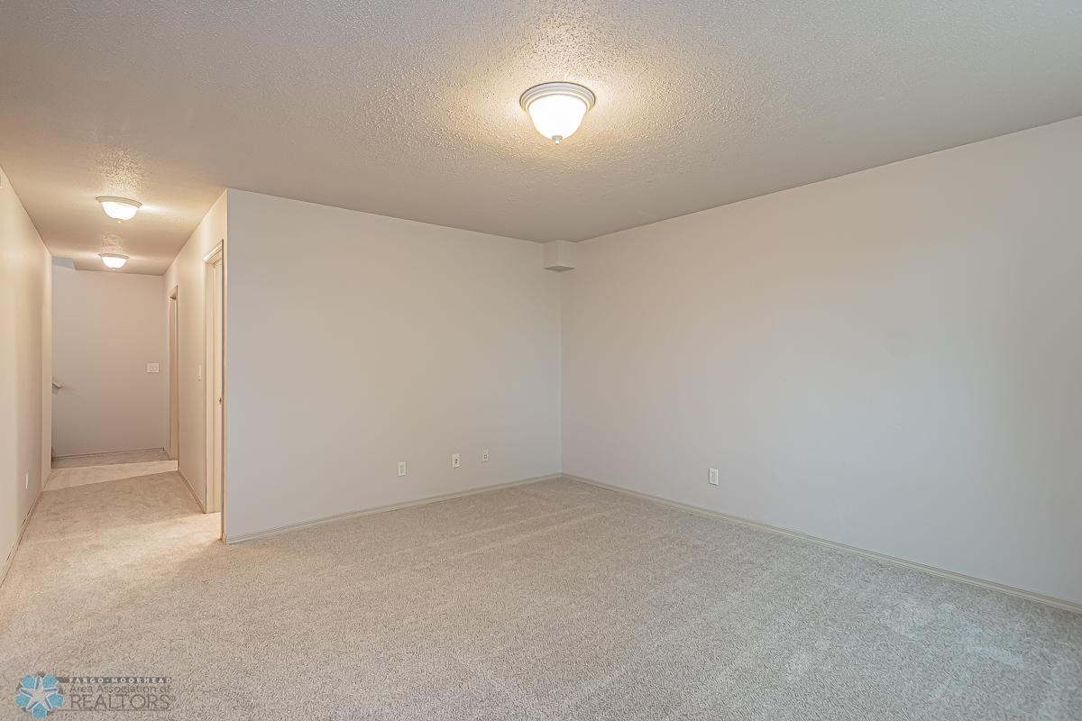1915 58th Ave S, Fargo, ND 58104-08.jpg