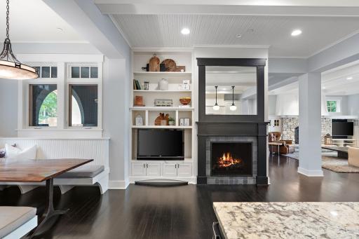 Enjoy watching TV and a fire while enjoying a glass of wine and cooking!