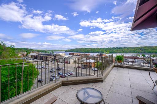 View from the side Veranda looking up river. Events seen from condo veranda: Bike Races, Nature Valley Grand Prix and Fat Bike Rally, Plaza Christmas Tree, Pumpkin Races and Large Pumpkin Drop, Fireworks Hot Air Balloons,Paddle Boats ,Gondola rides