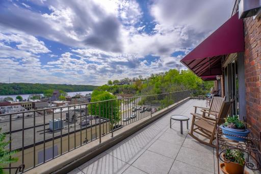 The wrap around veranda provide a 300 degree view of downtown including the famous Teddy Bear Park and the popular Tin Bin Cafe for that specialty coffee treat any time of the day.