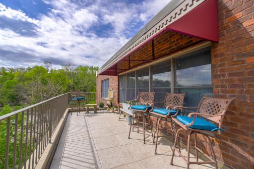 Outdoor living space provides a front row seat to fireworks over the river, hot air balloons, biking events and many more festival thoughout the year.