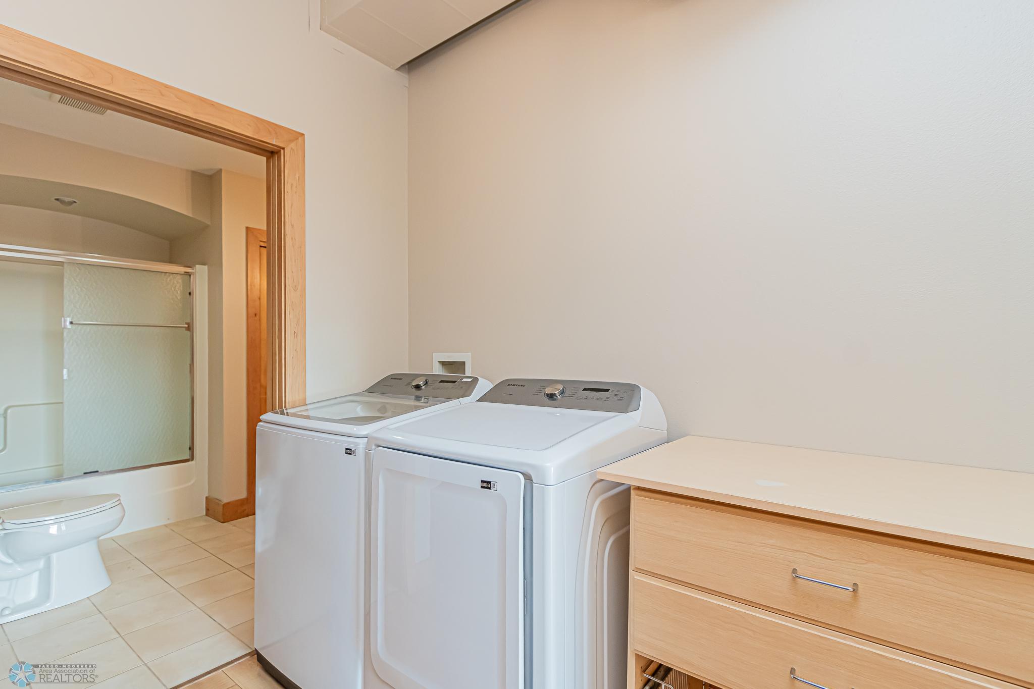 Washer/dryer included