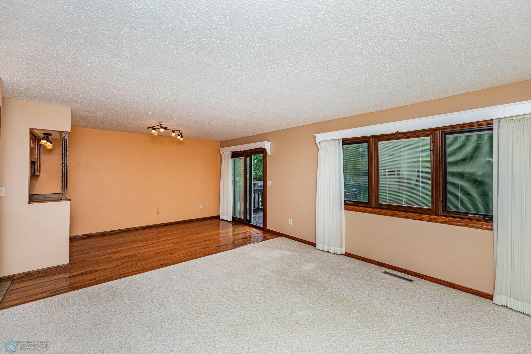 LIVING ROOM / DINING ROOM