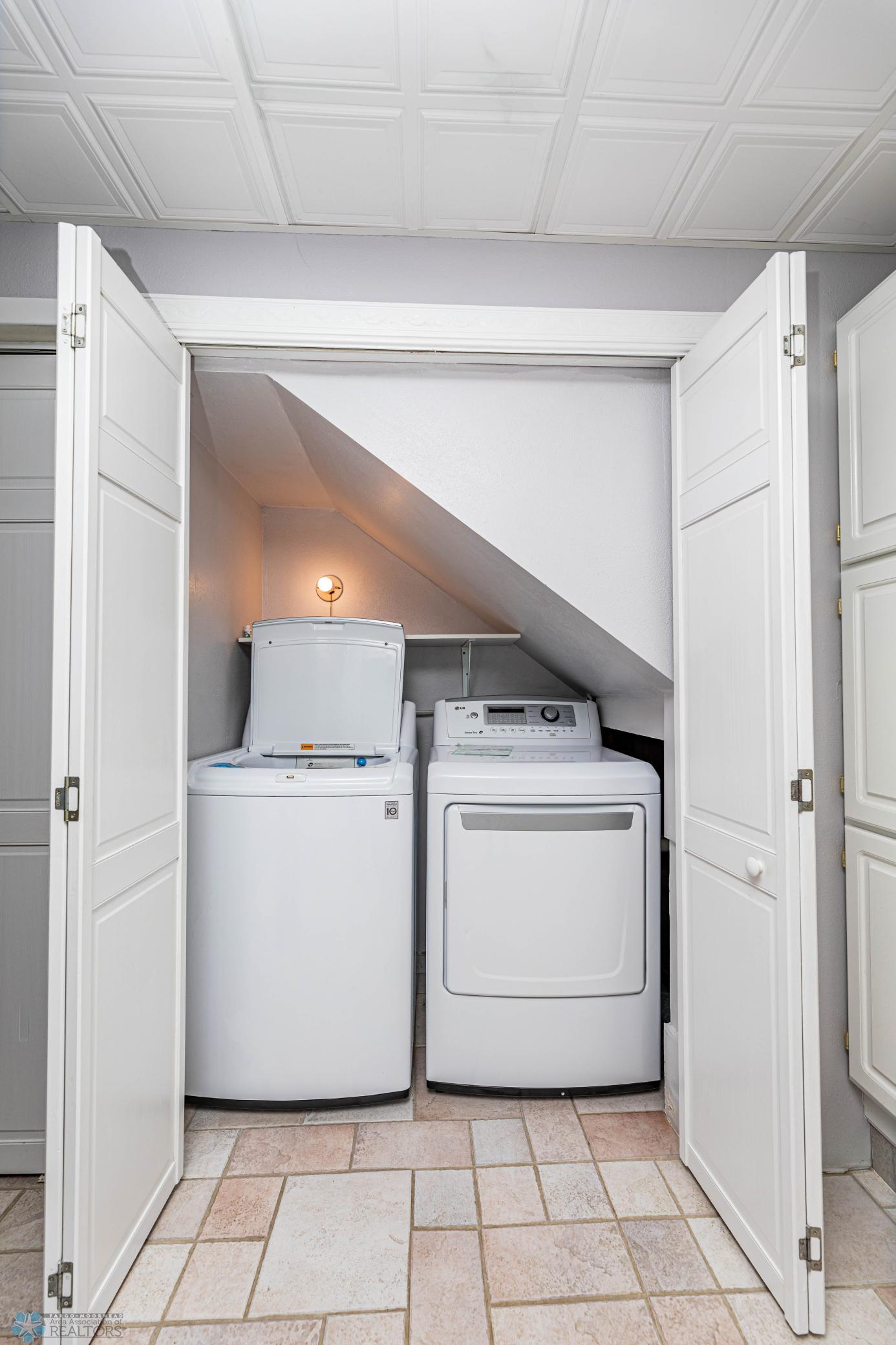 LAUNDRY LOWER IN BATH 2