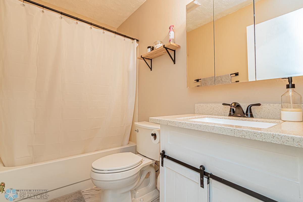 1626 17th St S, Fargo, ND 58103-09.jpg