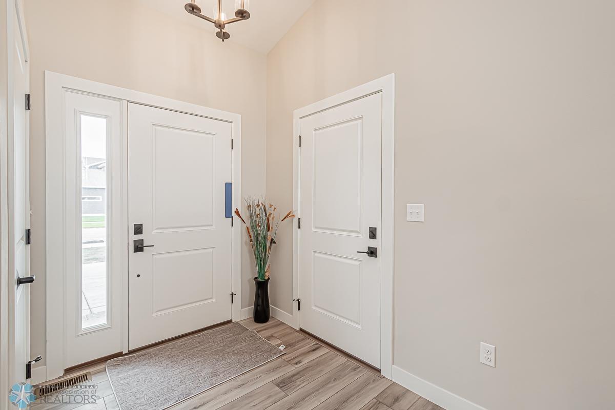 2224 44th St S, Moorhead, MN 56560-04.jpg