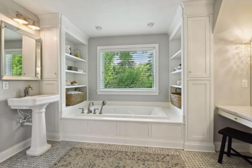 261 Ridgeview Drive, Wayzata, MN 55391