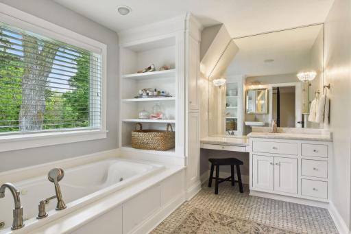 261 Ridgeview Drive, Wayzata, MN 55391