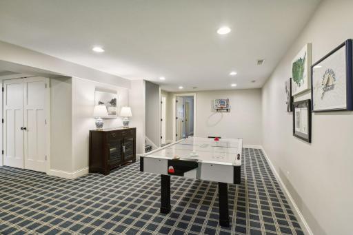 261 Ridgeview Drive, Wayzata, MN 55391