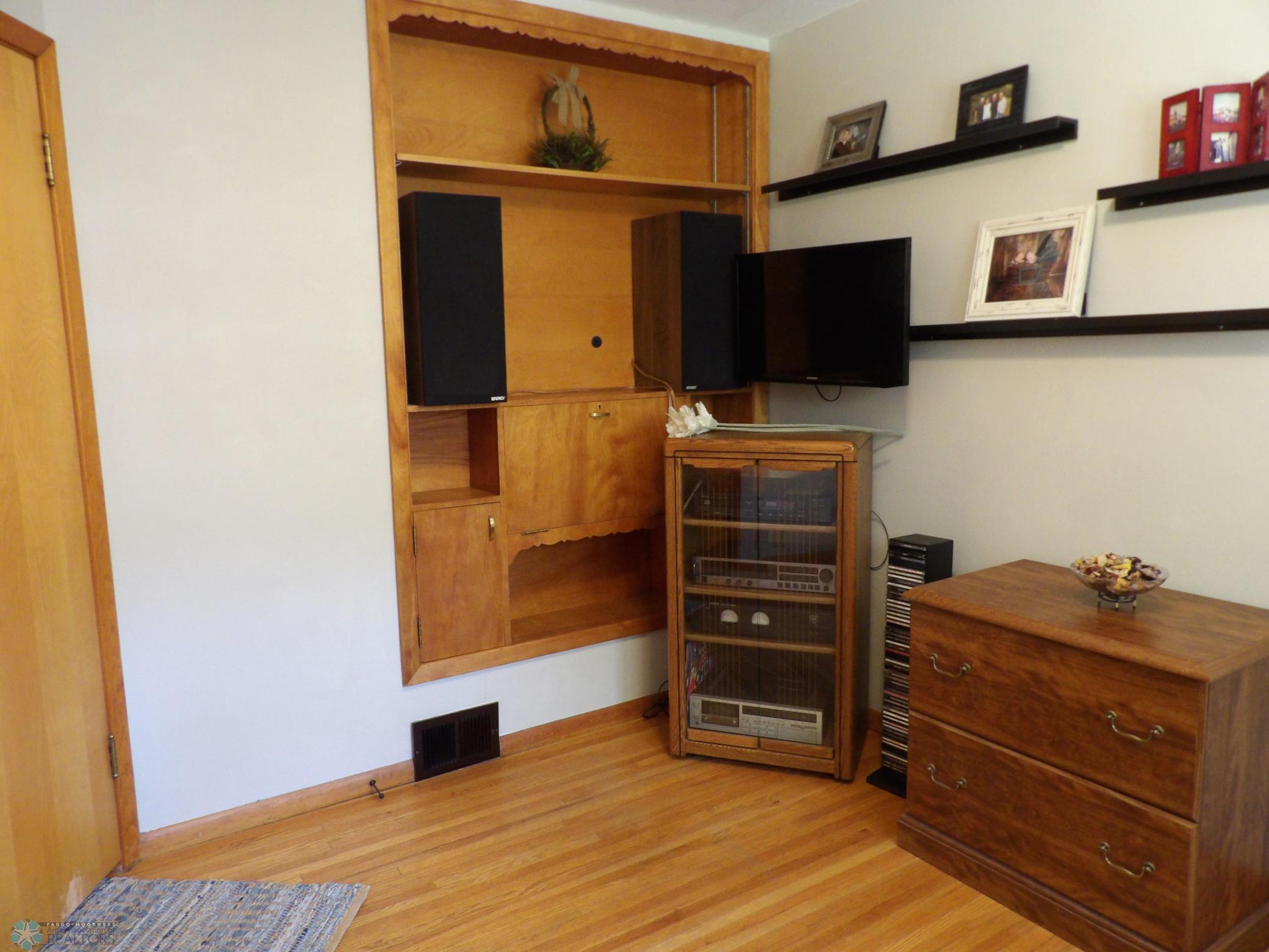 bedroom 1-2.JPG