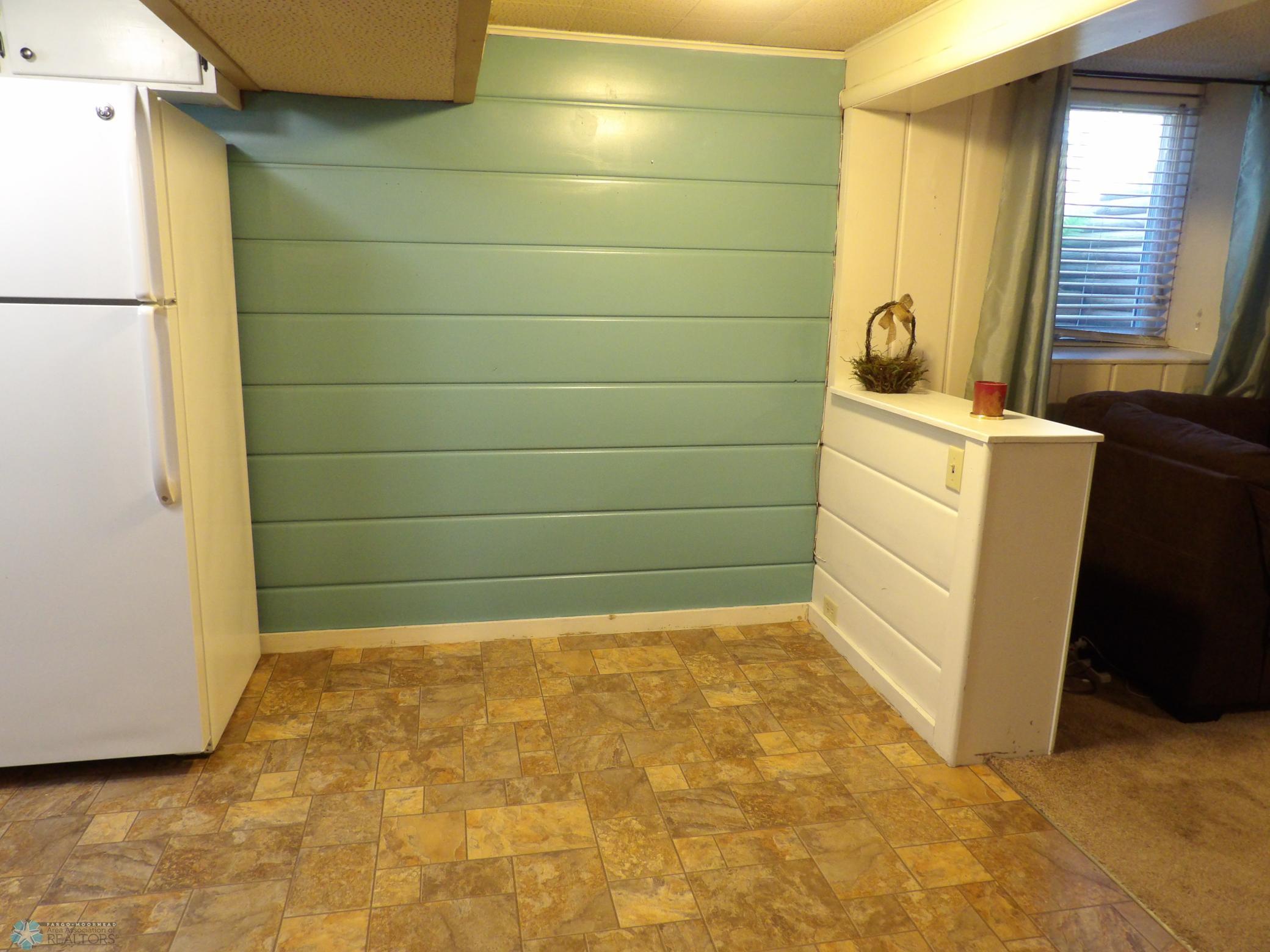 kitchenette dining.JPG