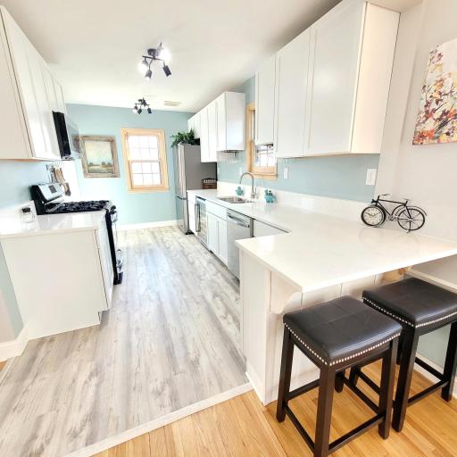 Hello gorgeous kitchen! in-kitchen countertop level bartop seating. Chat with the Chef