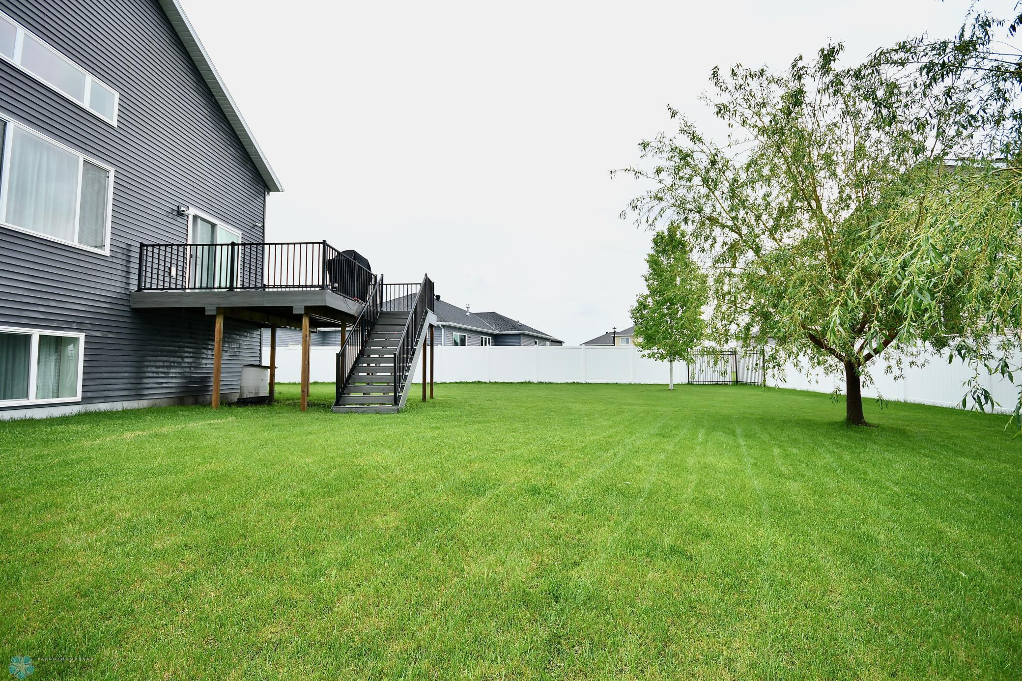 Beautiful Yard!! 80x131