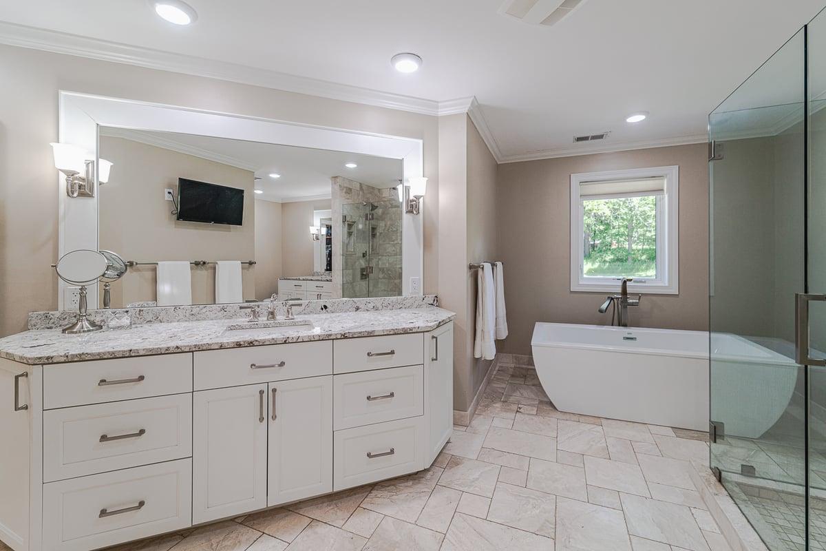 Primary Bathroom 4.jpg