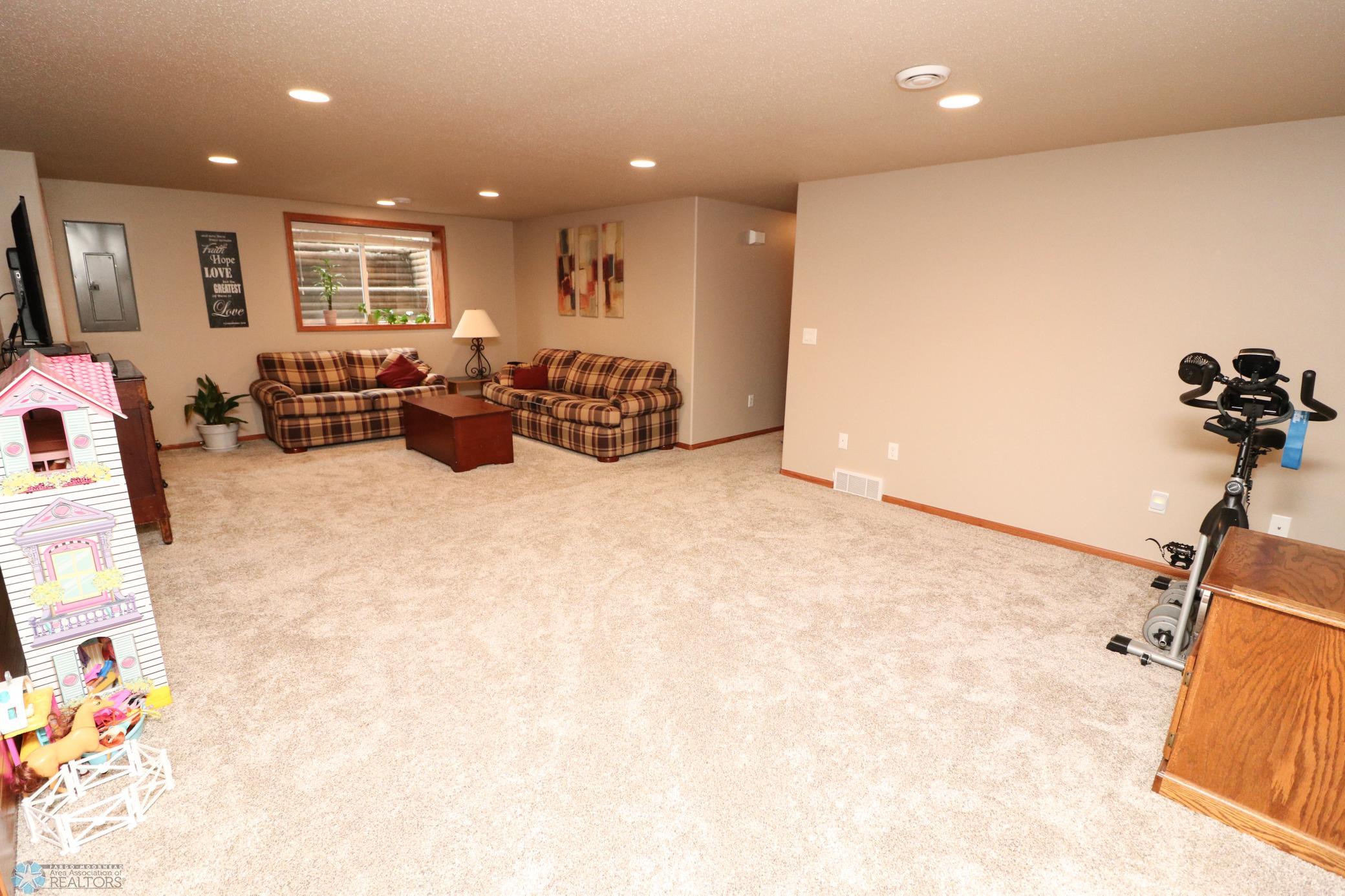 13-Family Room.jpg