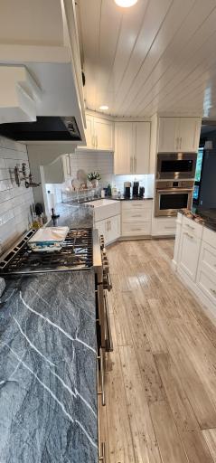 Great Cooking Area , Natural Gas and Pot-Filler
