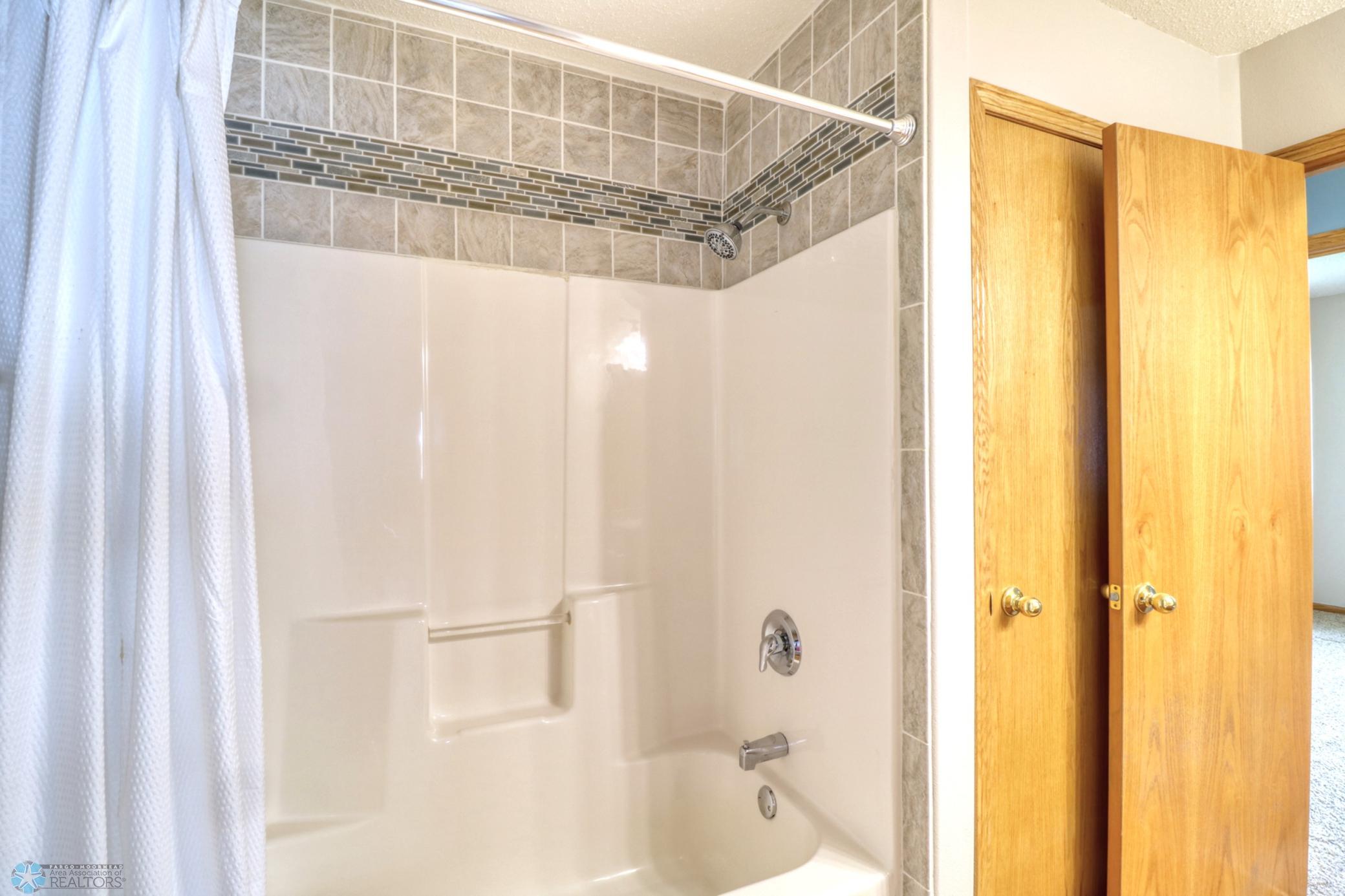 Upper Level Full Hollywood Bathroom1_1.jpg