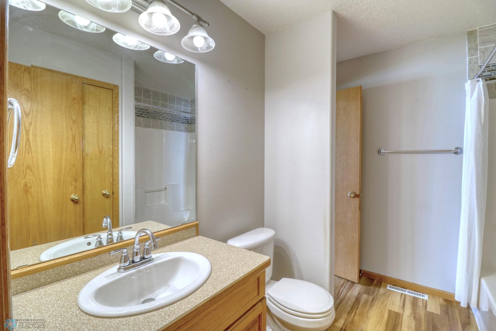Upper Level Full Hollywood Bathroom1_0.jpg