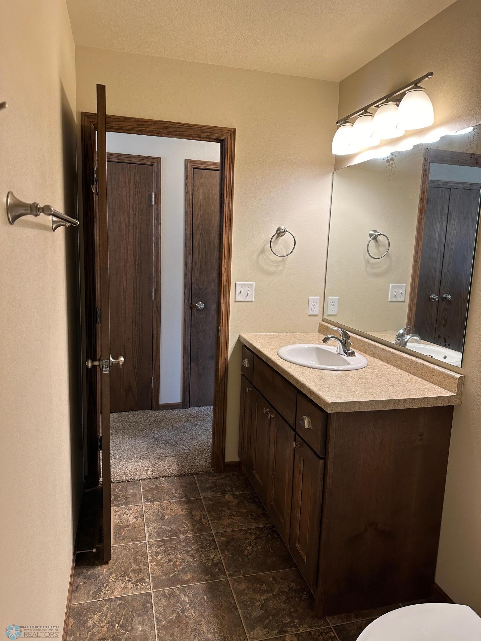 Upstairs Full Bathroom