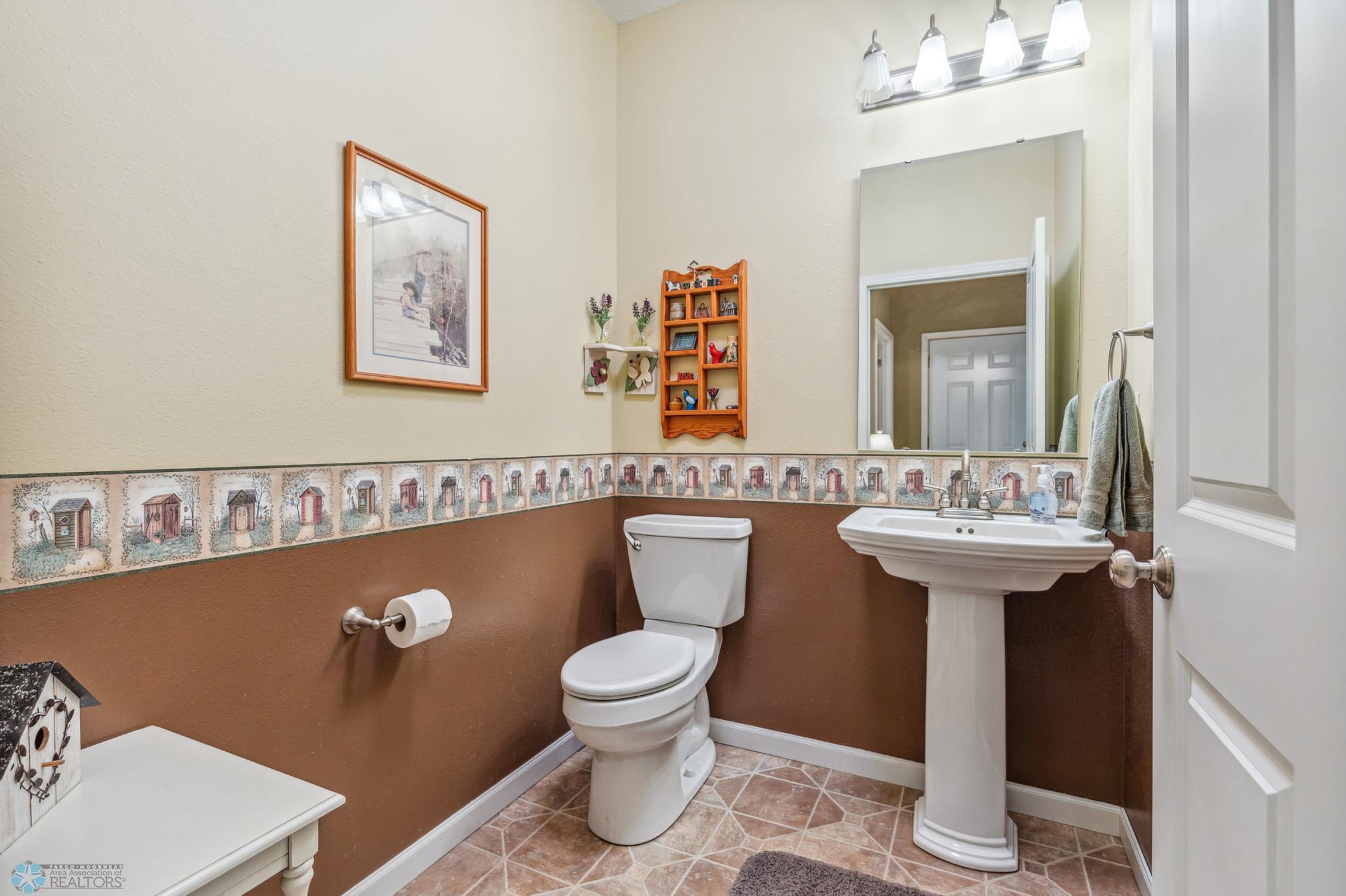 Main floor 1/2 bath