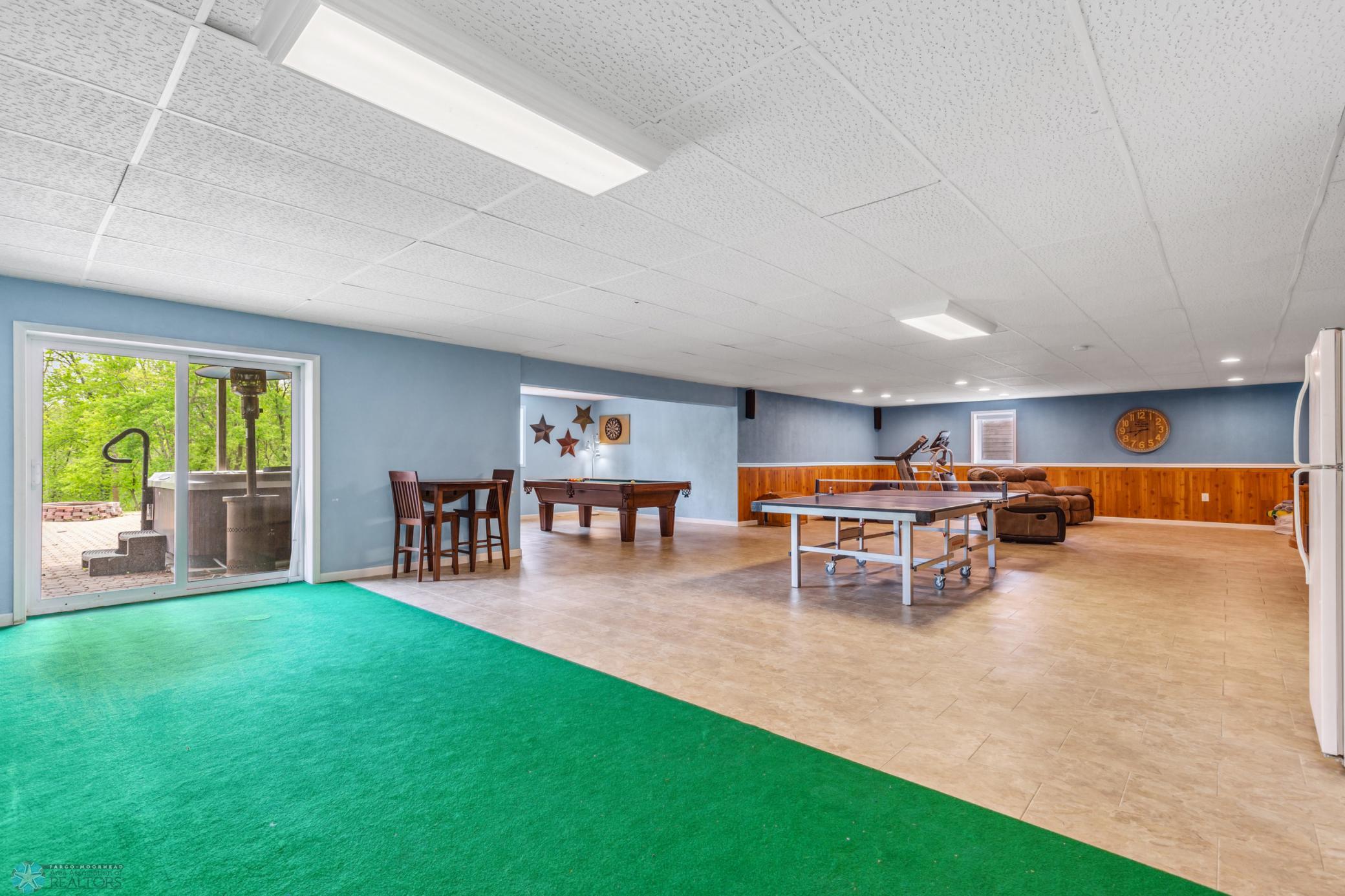 "Putting green" and outdoor walkout access.