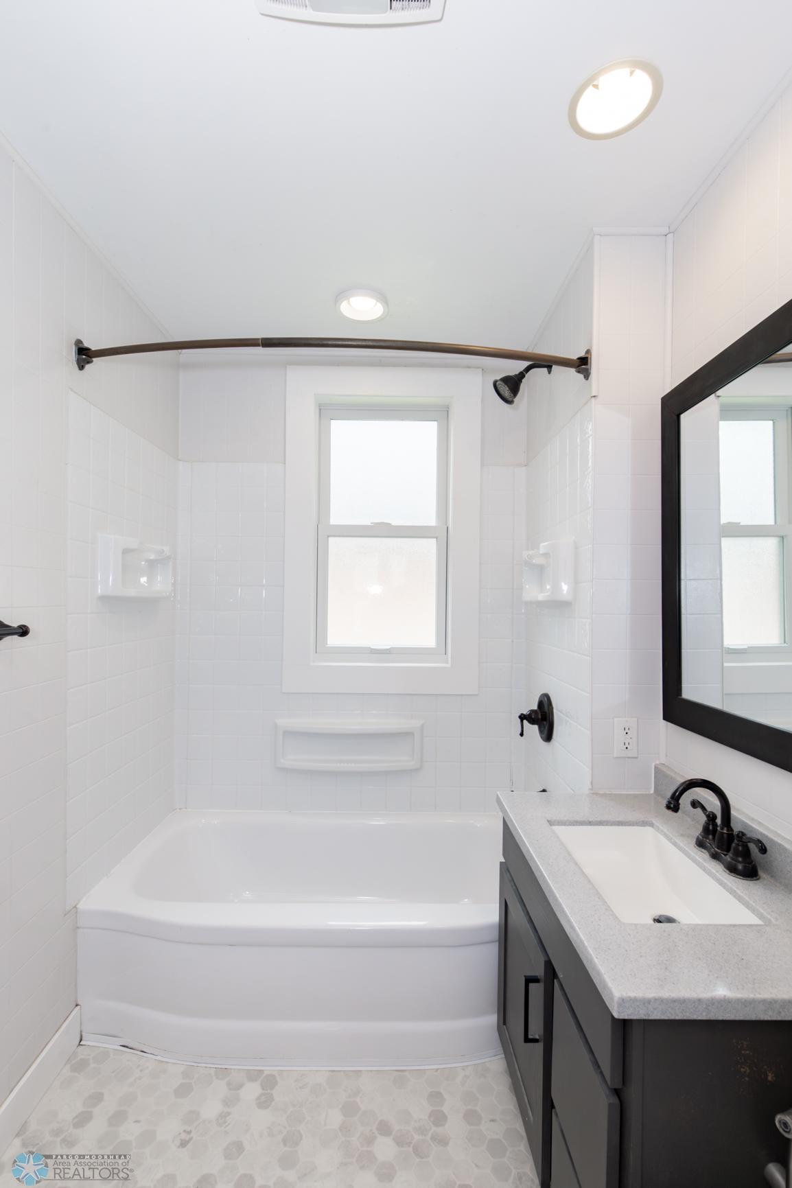 Bathroom 1 - Full
