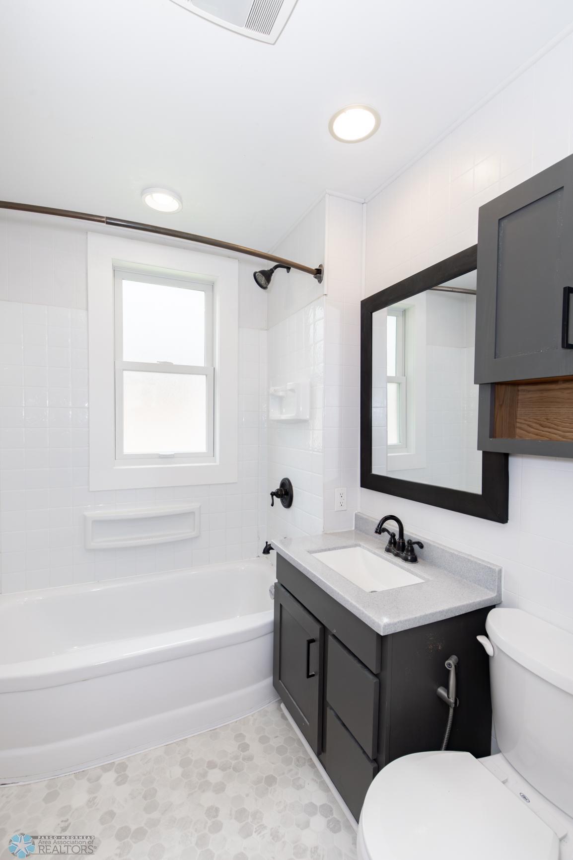 Bathroom 1 - Full
