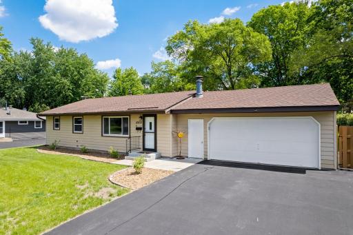 Completely move-in ready rambler with wonderful features throughout. Conveniently located within a mile of a shopping center with stores and restaurants, and close to Dwan Golf Course.