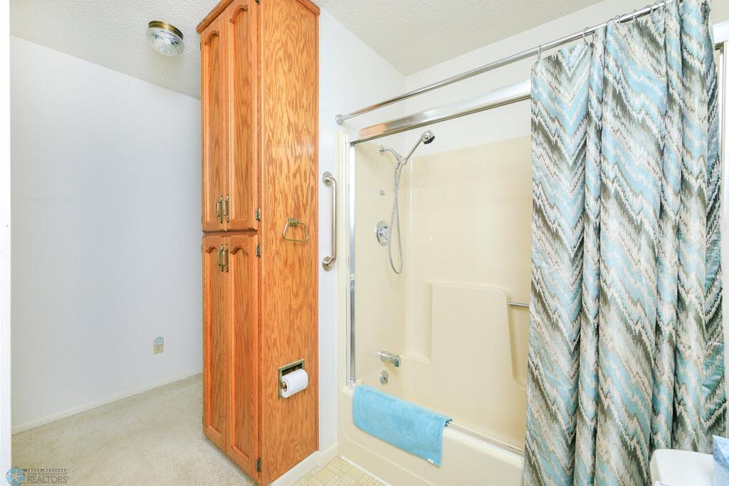 Main bathroom (w/main bedroom)