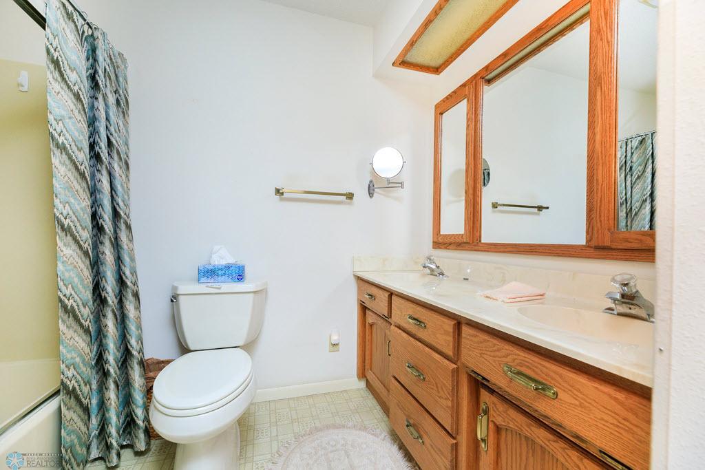 Main bathroom (w/main bedroom)