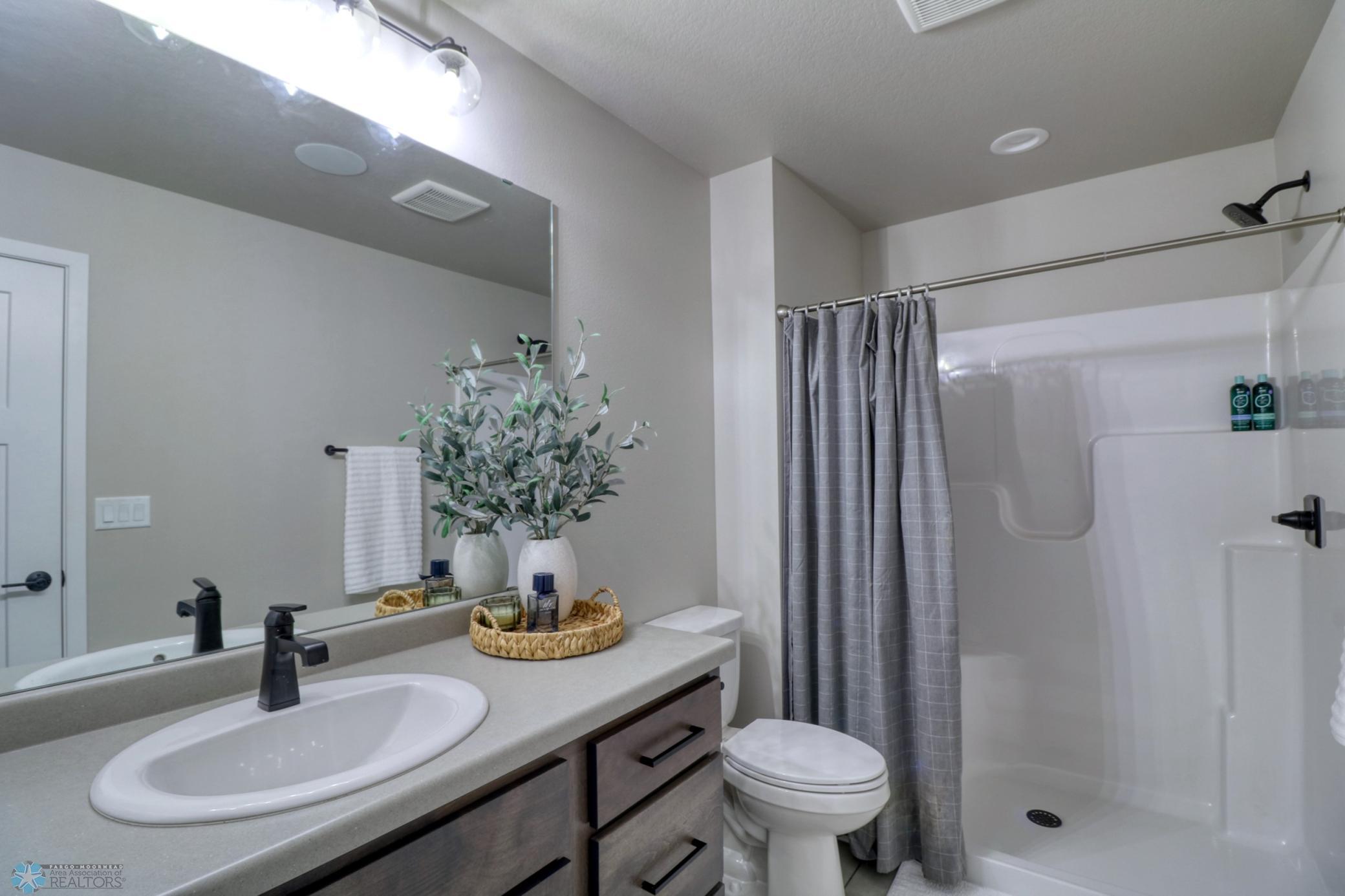 Primary Bathroom1_1.jpg