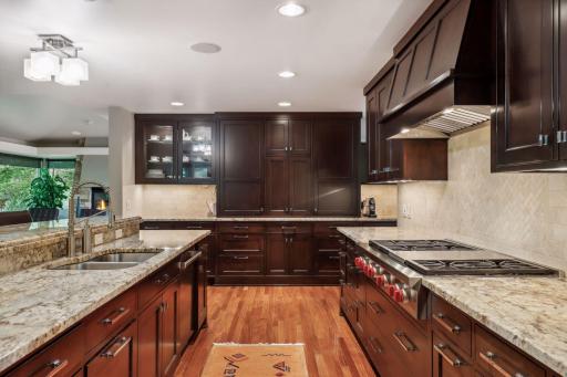 18002 Bearpath Trail, Eden Prairie, MN 55347