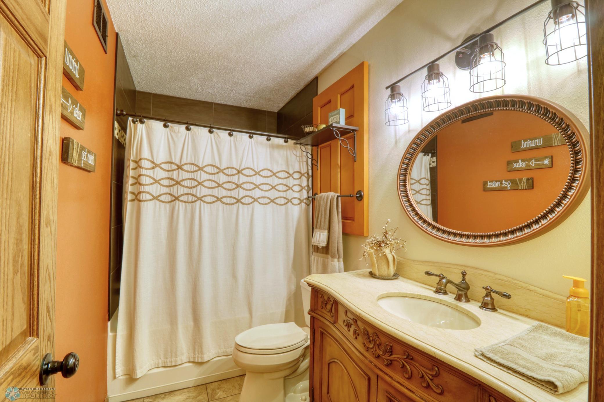 Upper Bathroom1_0.jpg