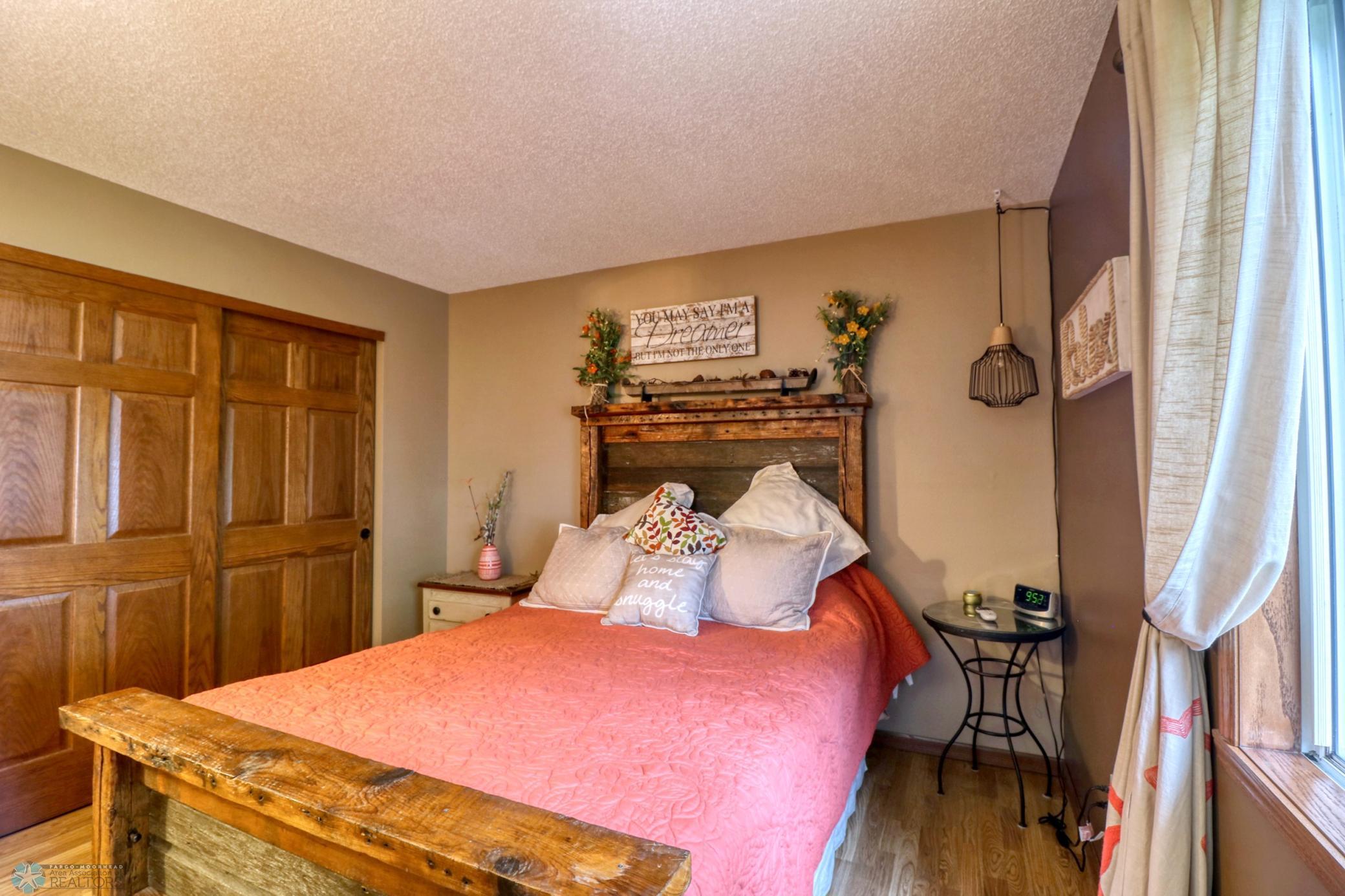 Upper Bedroom2_2.jpg