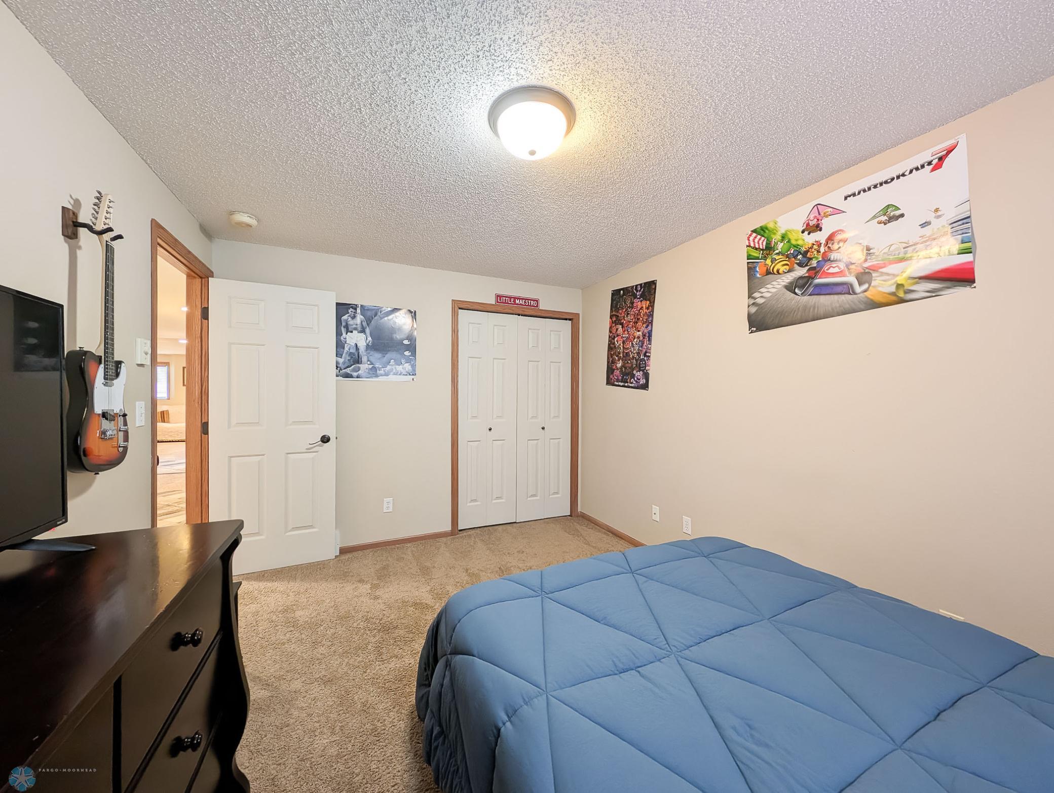 L2P049-144459708.jpg