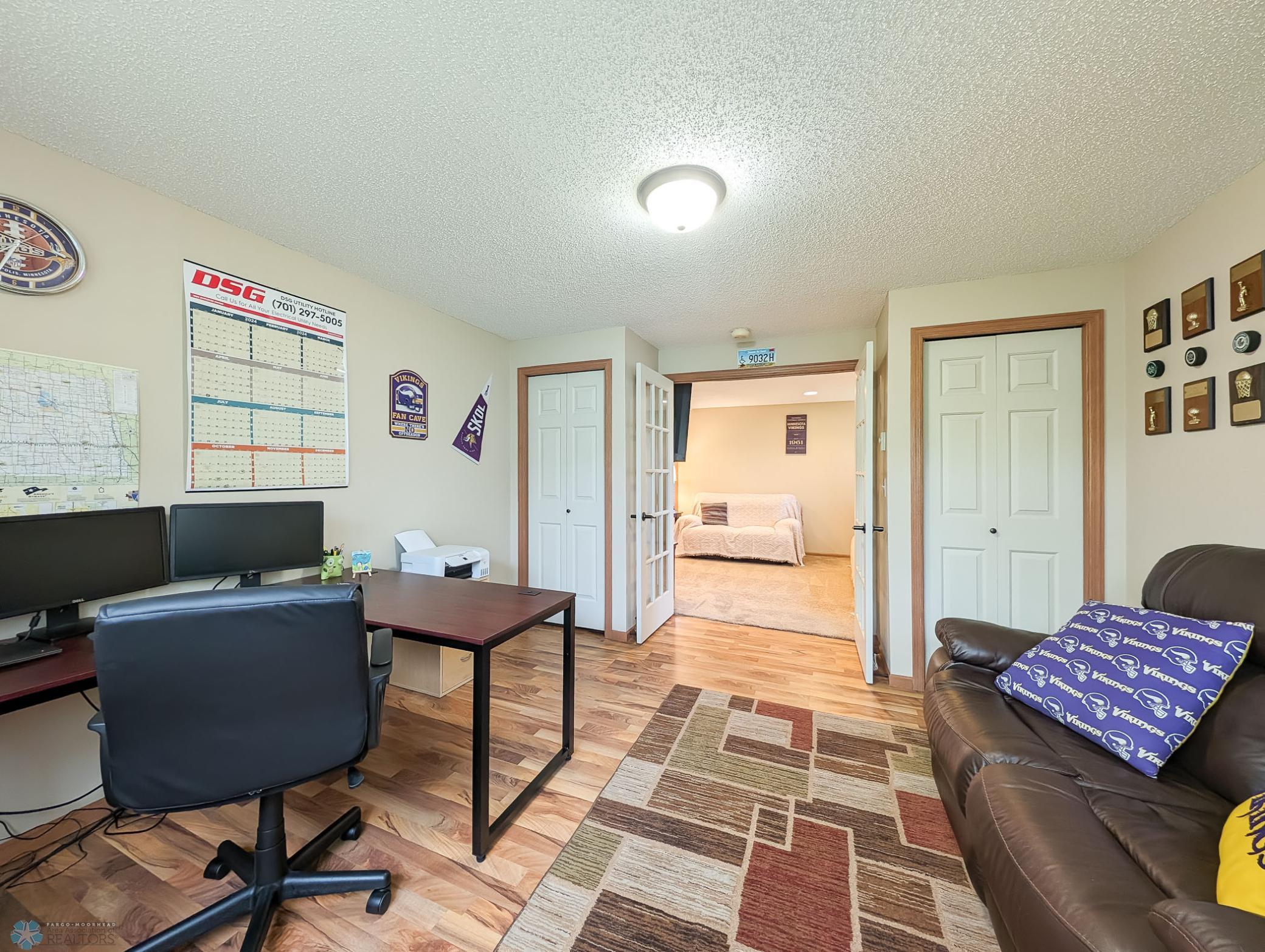 L2P042-144223034.jpg