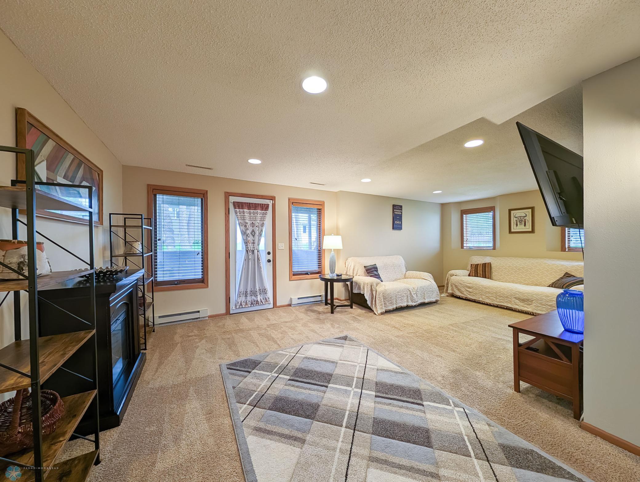 L2P036-144042847.jpg