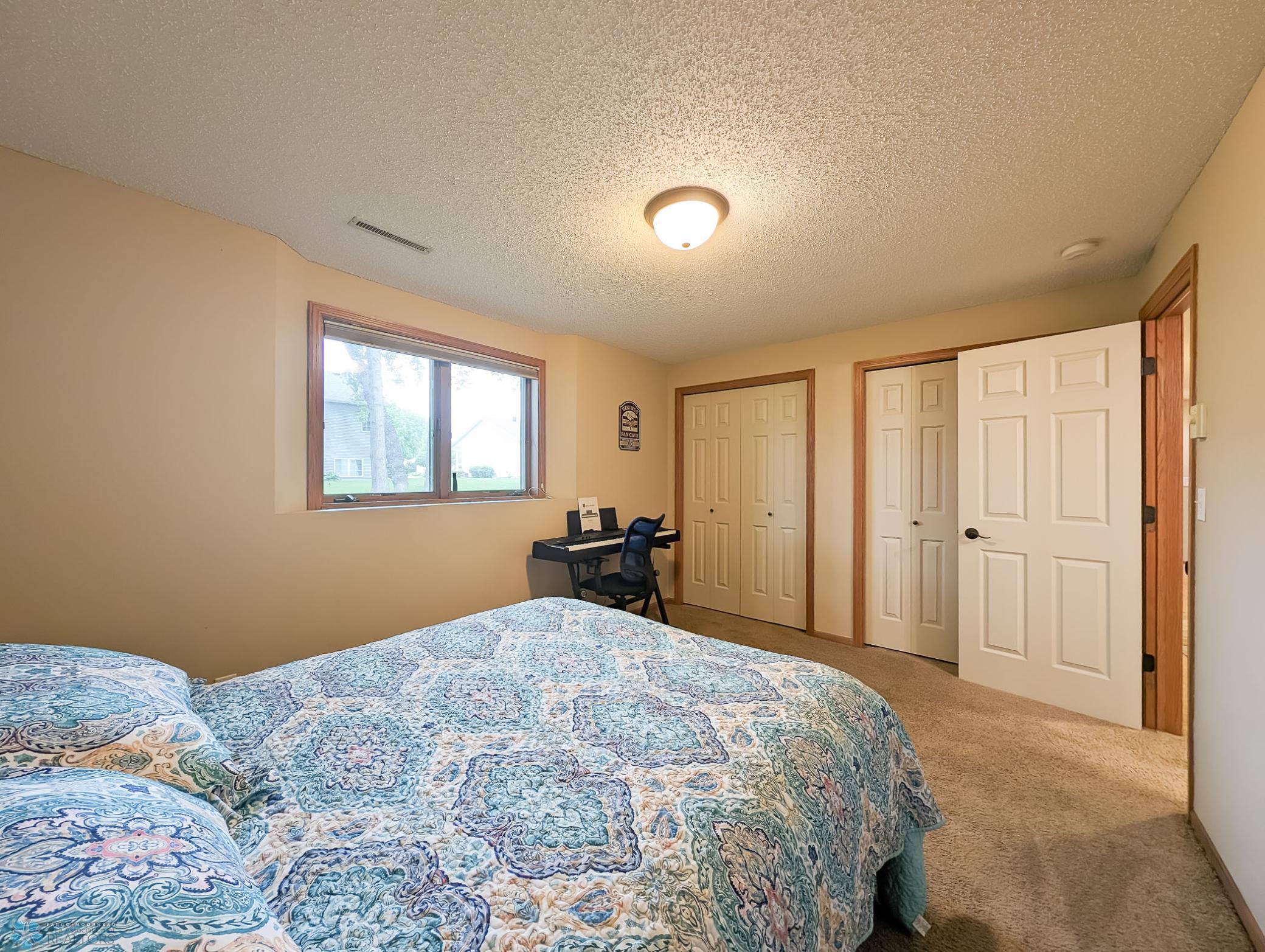 L2P056-144737387.jpg