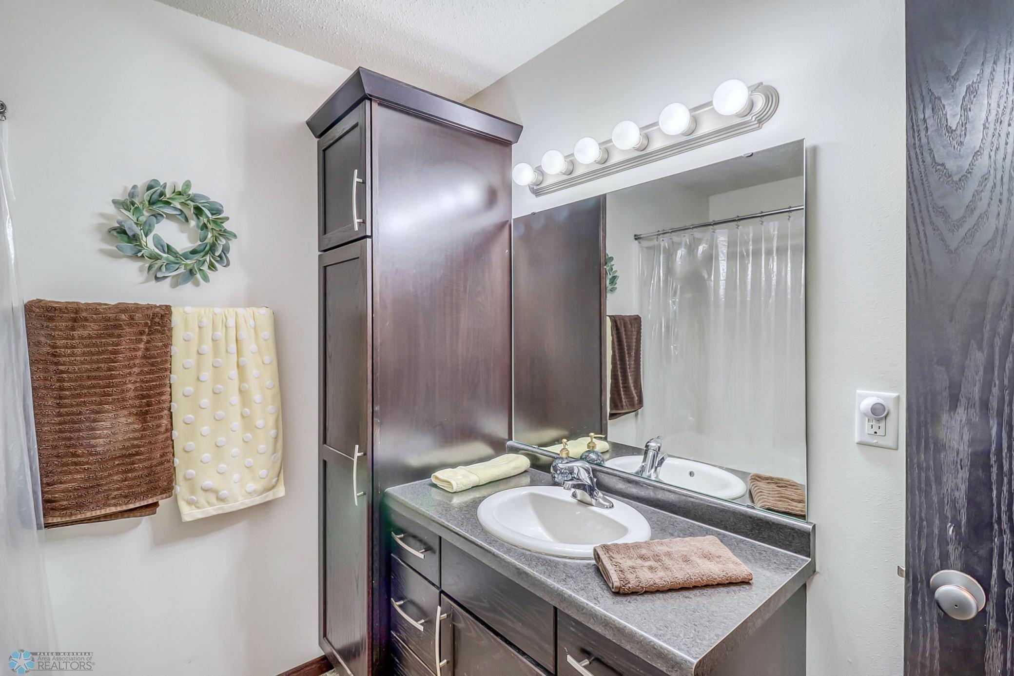 Upper Full Hollywood Bath (2).jpg