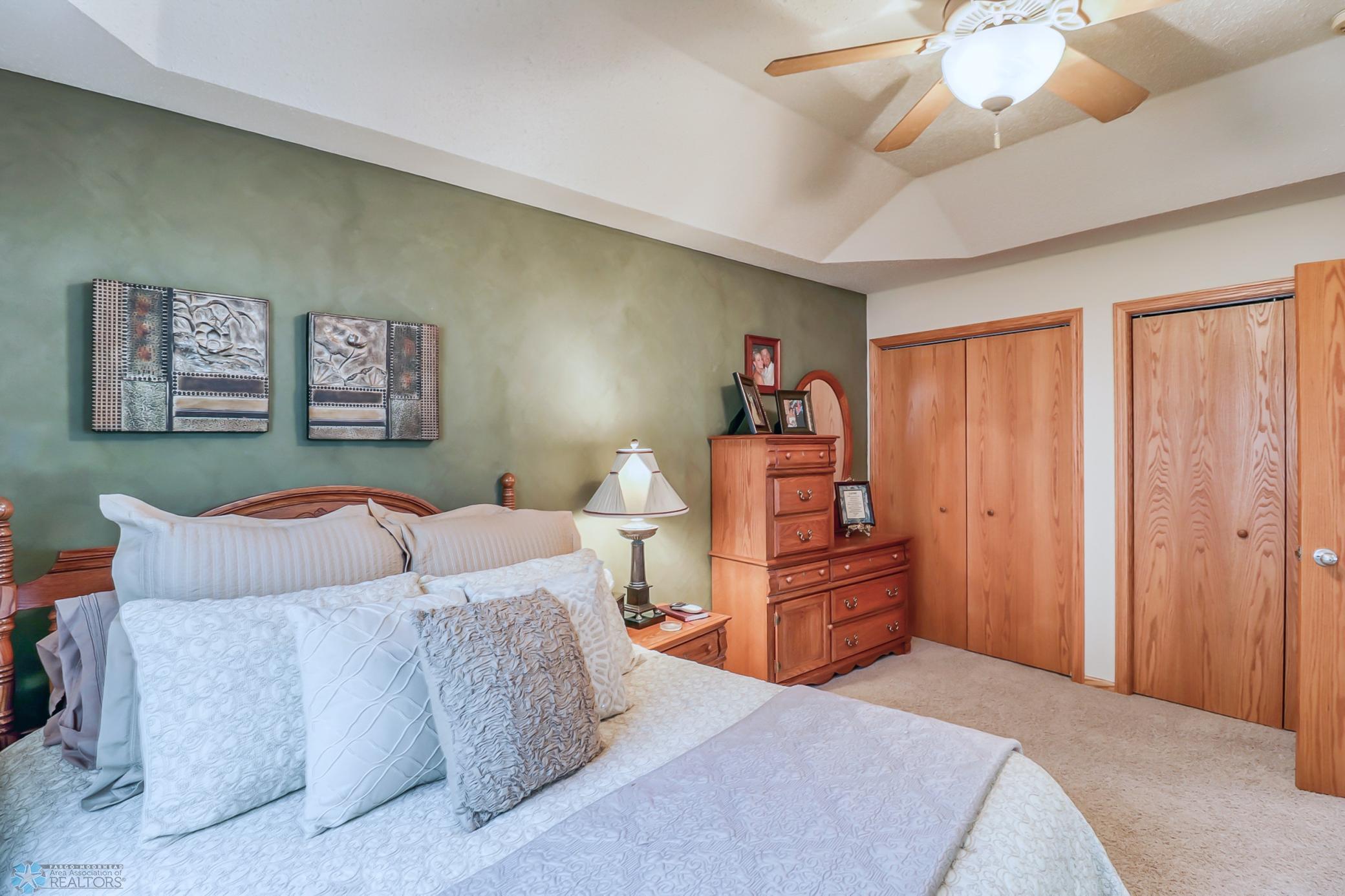8PrimaryBed (3).jpg